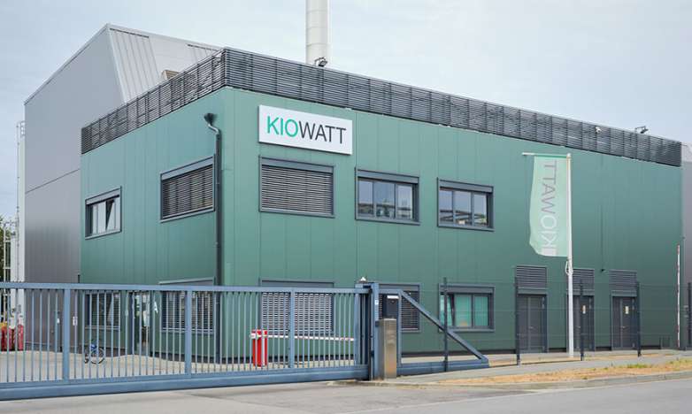 A building with green siding and a sign "Kiowatt" in capital letters can be seen.