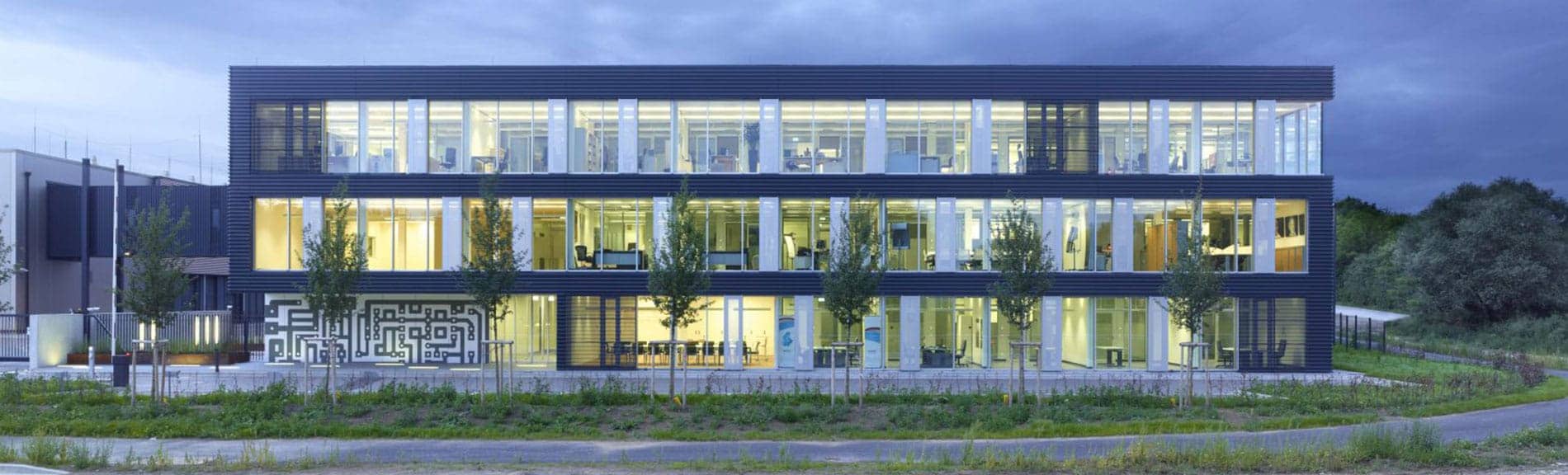 LuxConnect's Data Center (DC) 1.2 can be seen from the front and also appears square. The complete facade consists of a glass front, where the individual offices can be imagined.